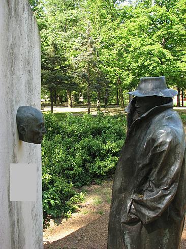 В каком городе установлен вот такой памятник поэту? Кто он, немного о памятнике и