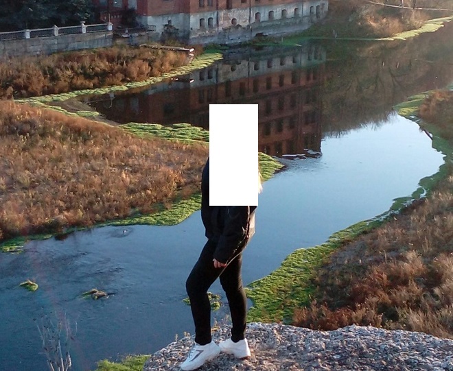 На фоне какого здания сфотографировалась девушка?