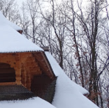 Какое строение снегом замело?