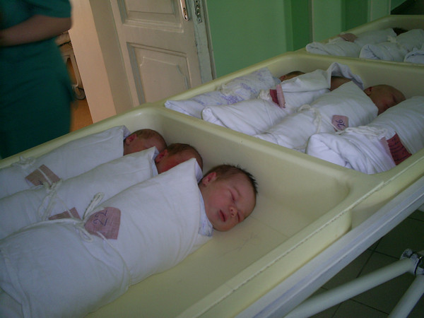 почему дети в роддоме лежат в пластиковых контейнерах своими маленькими неокрепшими \