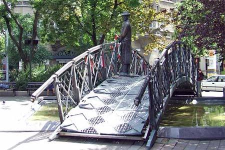Где находится этот памятик? Чему он посвящен?